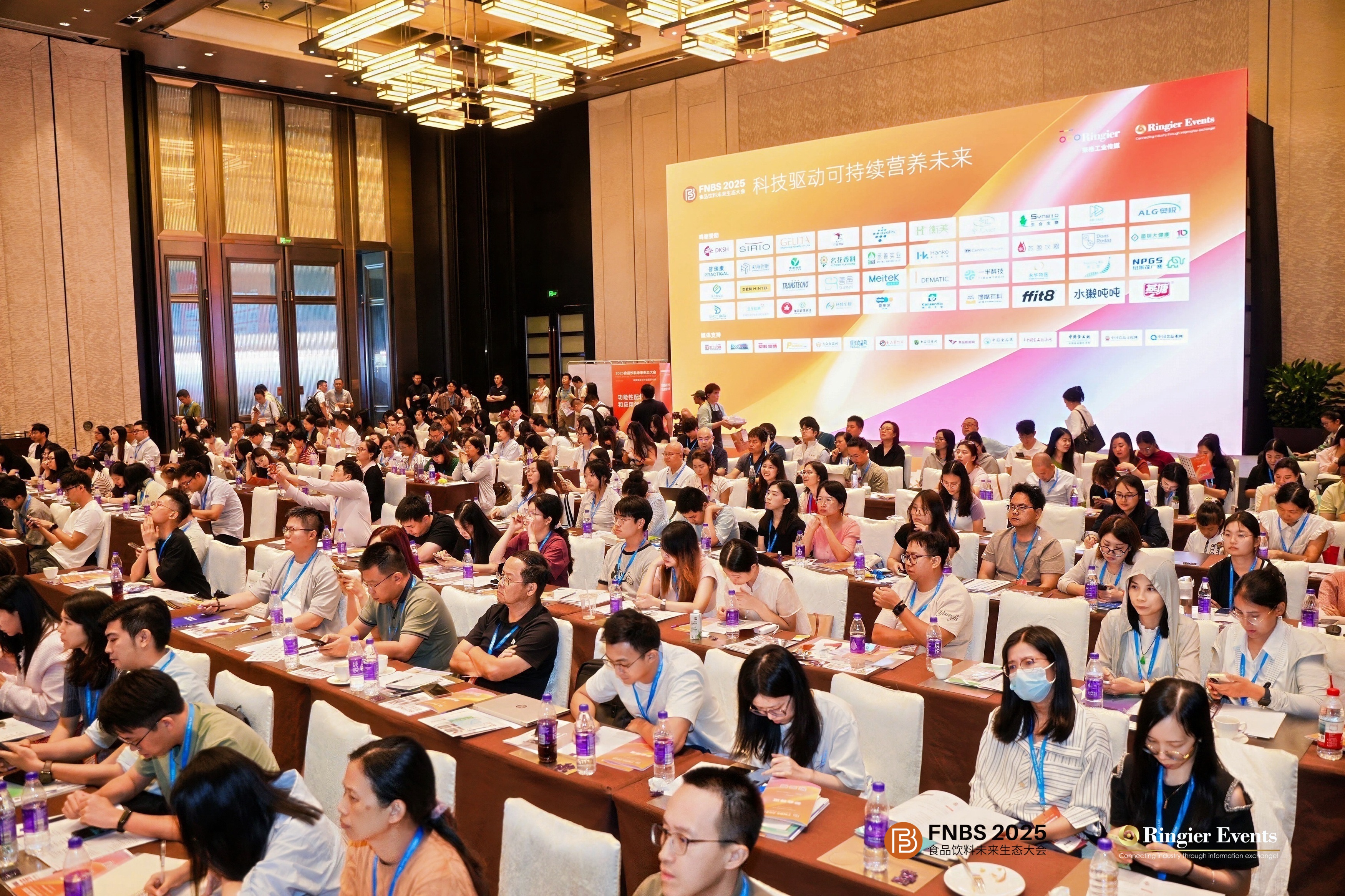 榮格展會現(xiàn)場圖2 榮格展會現(xiàn)場圖2